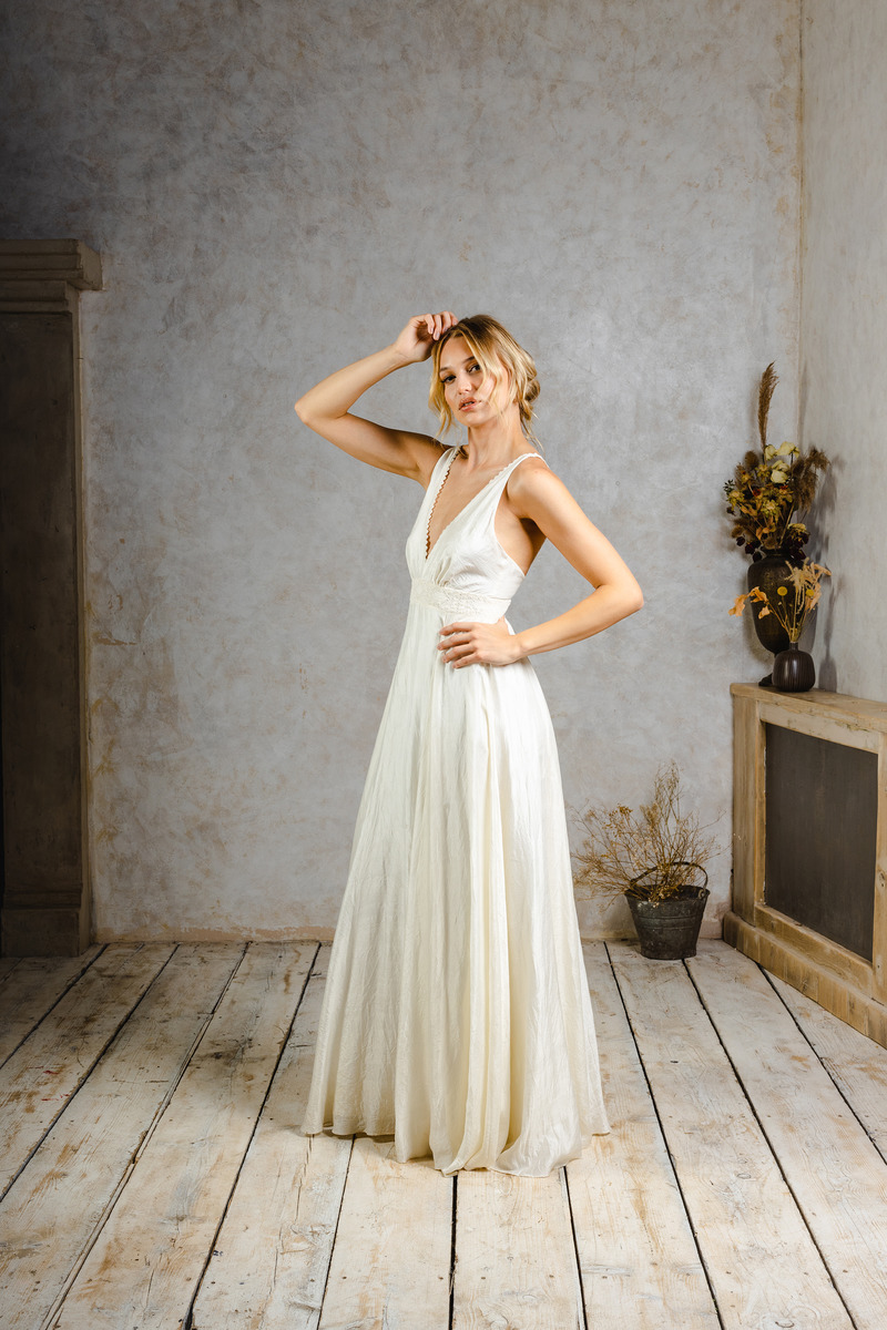 Indiebride London is all about bohemian wedding dresses with a hint of romantic vintage vibes
